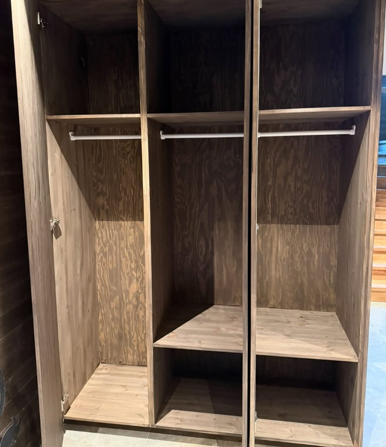 Invändig bild av garderobernas hyllplan