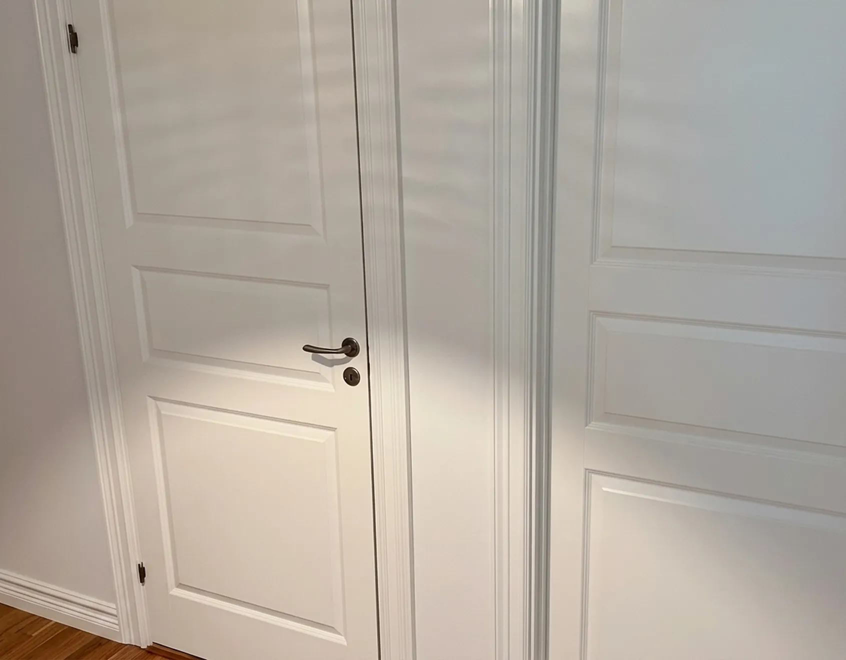 Närbild på vita innerdörrar.