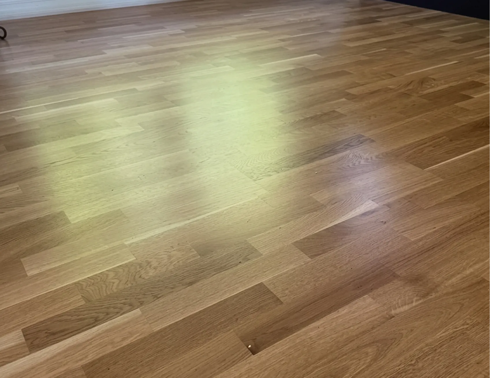Närbild på nylagt parkettgolv.