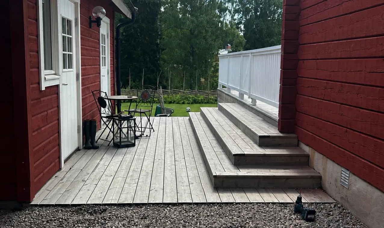 Uteplats i tryckimpregnerat trä med trappsteg