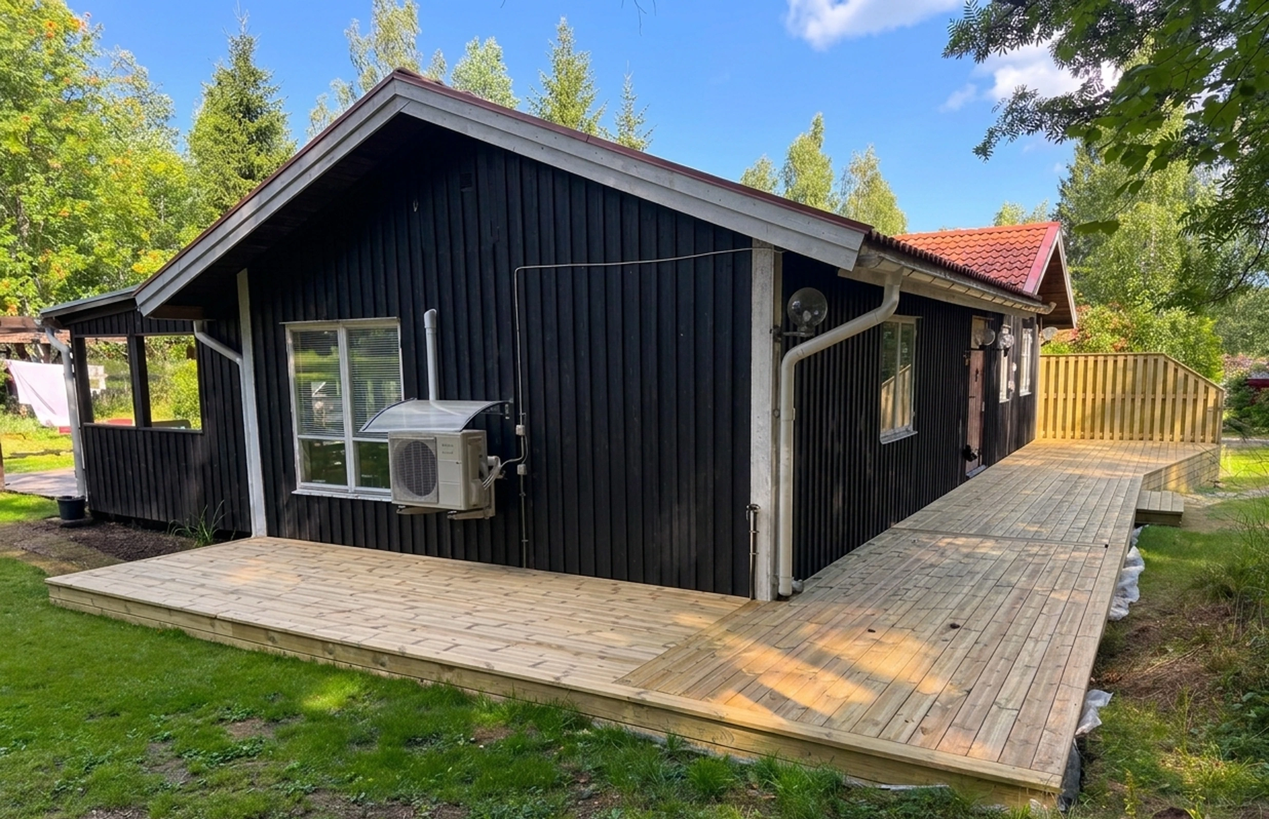 Altan längst fasaden i sidovinkel
