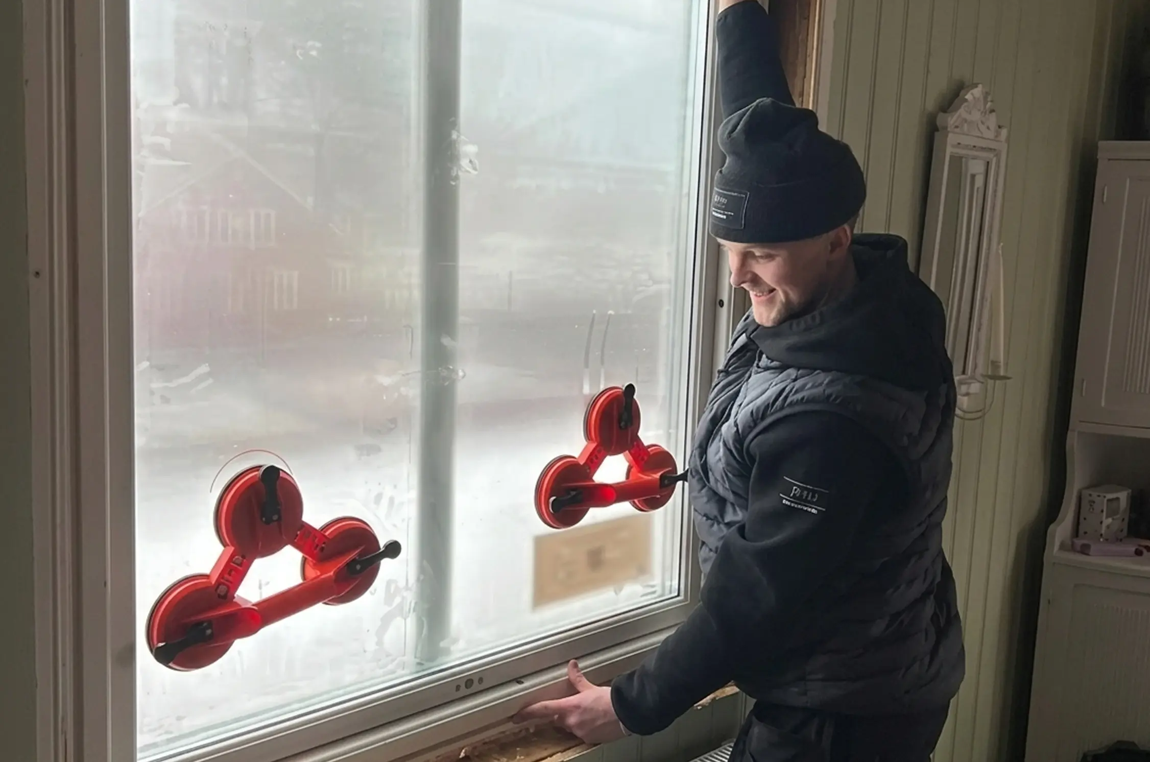 Fönsterbyte i Gävle – JMH Bygg monterar nytt fönster med sugkoppar i äldre villa