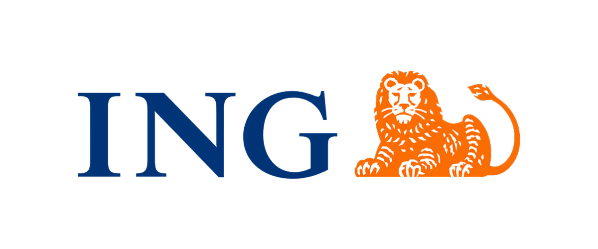 ING Schriftzug in blauer Farbe mit einem liegenden, stilisierten orangenen Löwen.