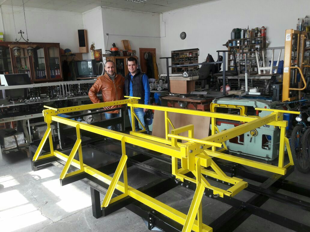 Equipo de producción de Eco-Bud: una prensa amarilla en el taller
