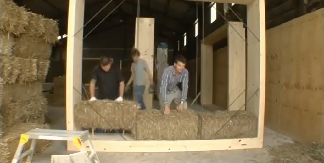 Заполнение деревянного каркаса панели соломой в проекте BaleHaus