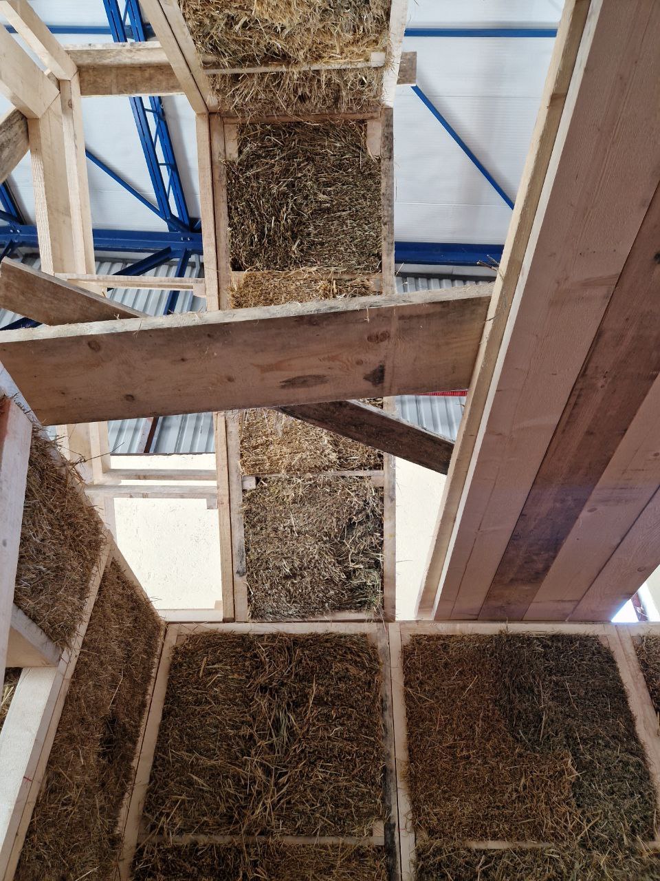 Continuing assembly of the Barn 4×6 test house in the workshop