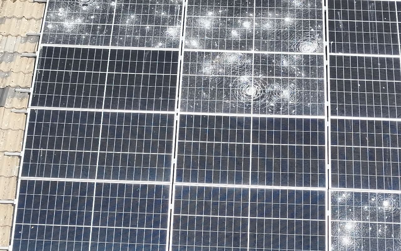 Impianto fotovoltaico ripreso in visibile con drone