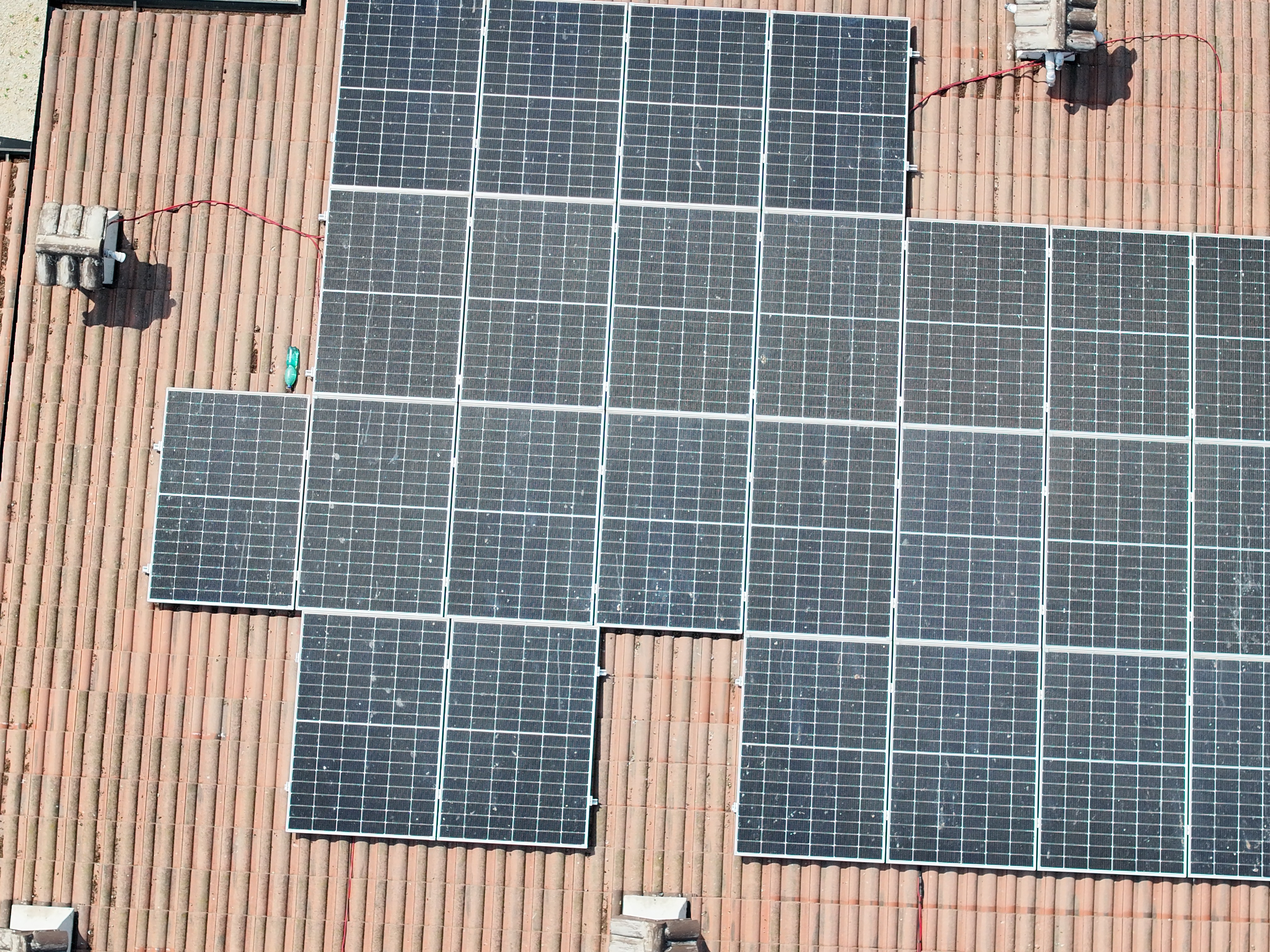 Tetto in coppi con pannelli fotovoltaici ripreso dal drone