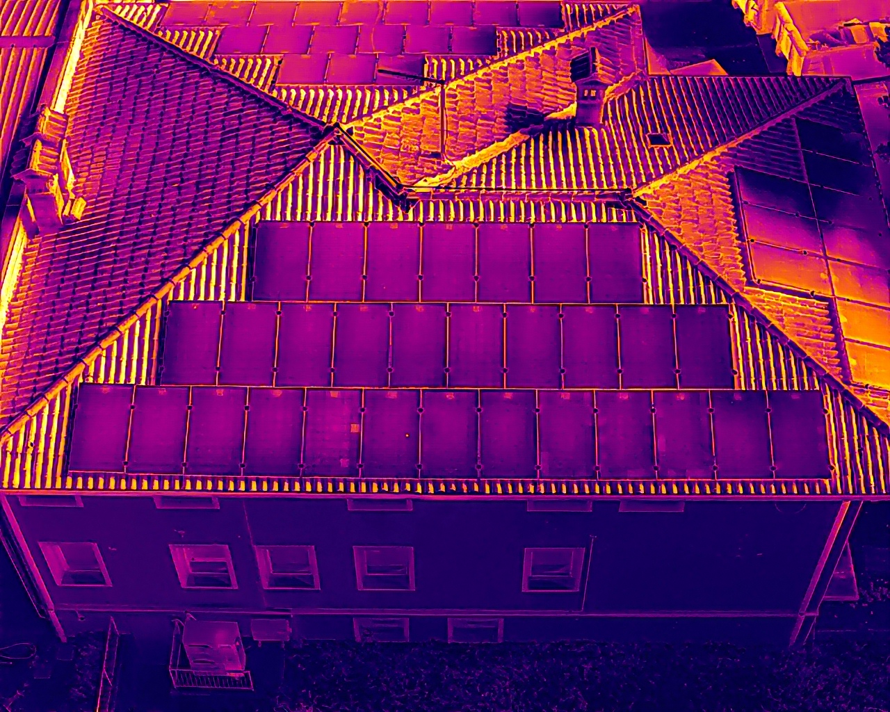 Termografia di un tetto con moduli fotovoltaici