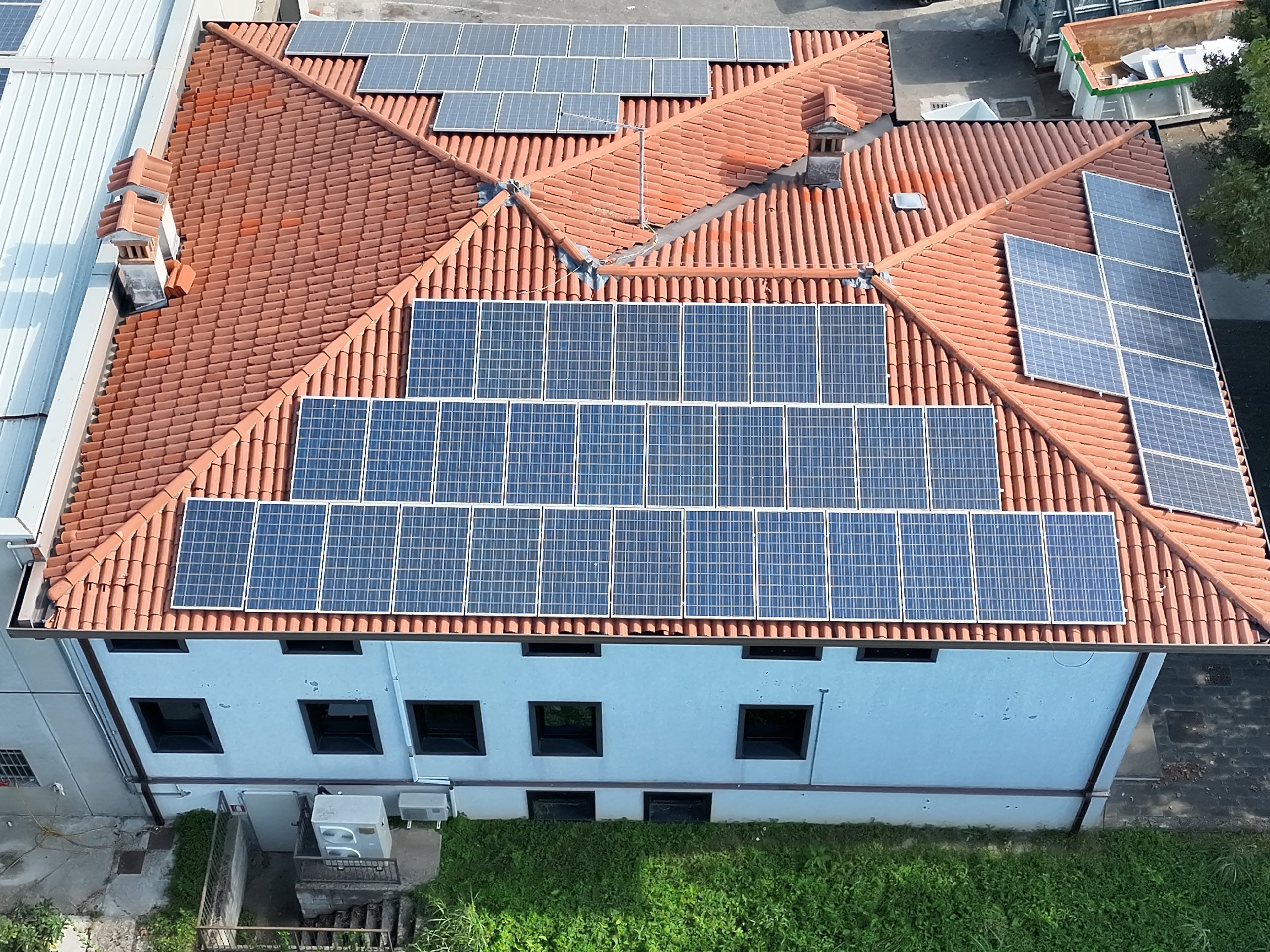 Tetto in coppi con impianto fotovoltaico visto dal drone