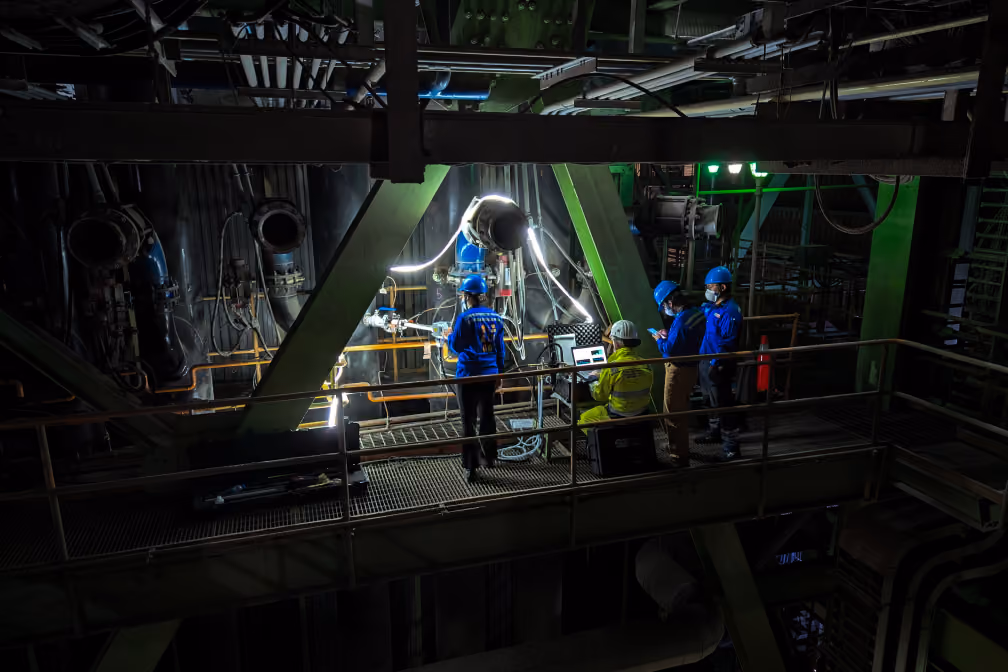 Four workers commissioning the EUcloasizer diagnostic measurement system on an industrial platform