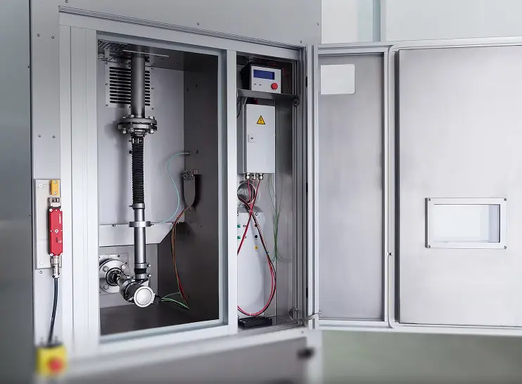 Pump testbench with mechanical and electrical components inside a metal cabinet.