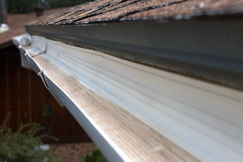 What accessories and tools do you need to clean your gutters