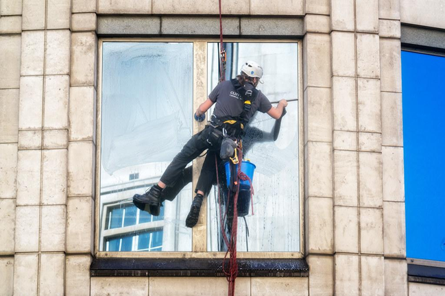 window cleaner 