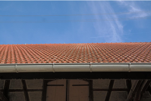 What are the best ways to clean aluminum gutters?
