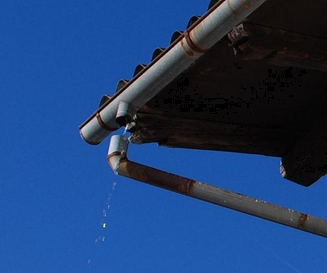 What are the best ways to clean aluminum gutters?