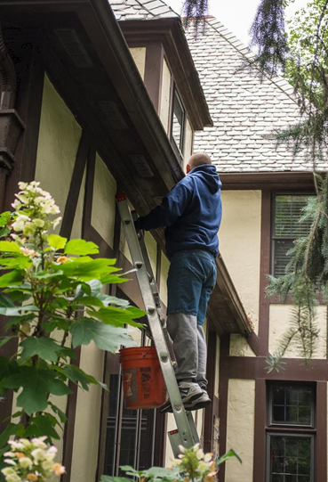 What are the best ways to clean aluminum gutters?