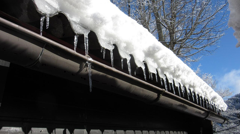 What are the best ways to clean aluminum gutters?