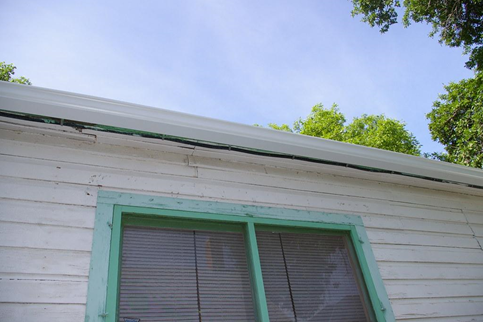 What are the best ways to clean aluminum gutters?