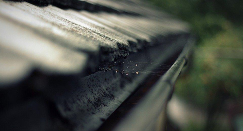 What are the best ways to clean aluminum gutters?