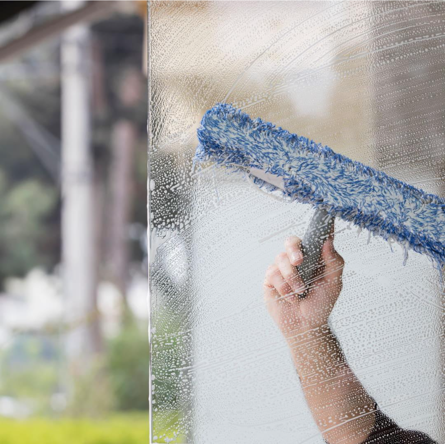 Mastering the Window Cleaning Squeegee: Techniques for a Streak-Free Shine