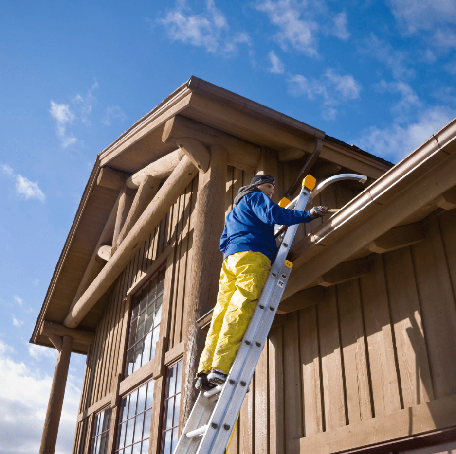 professional cleans gutter