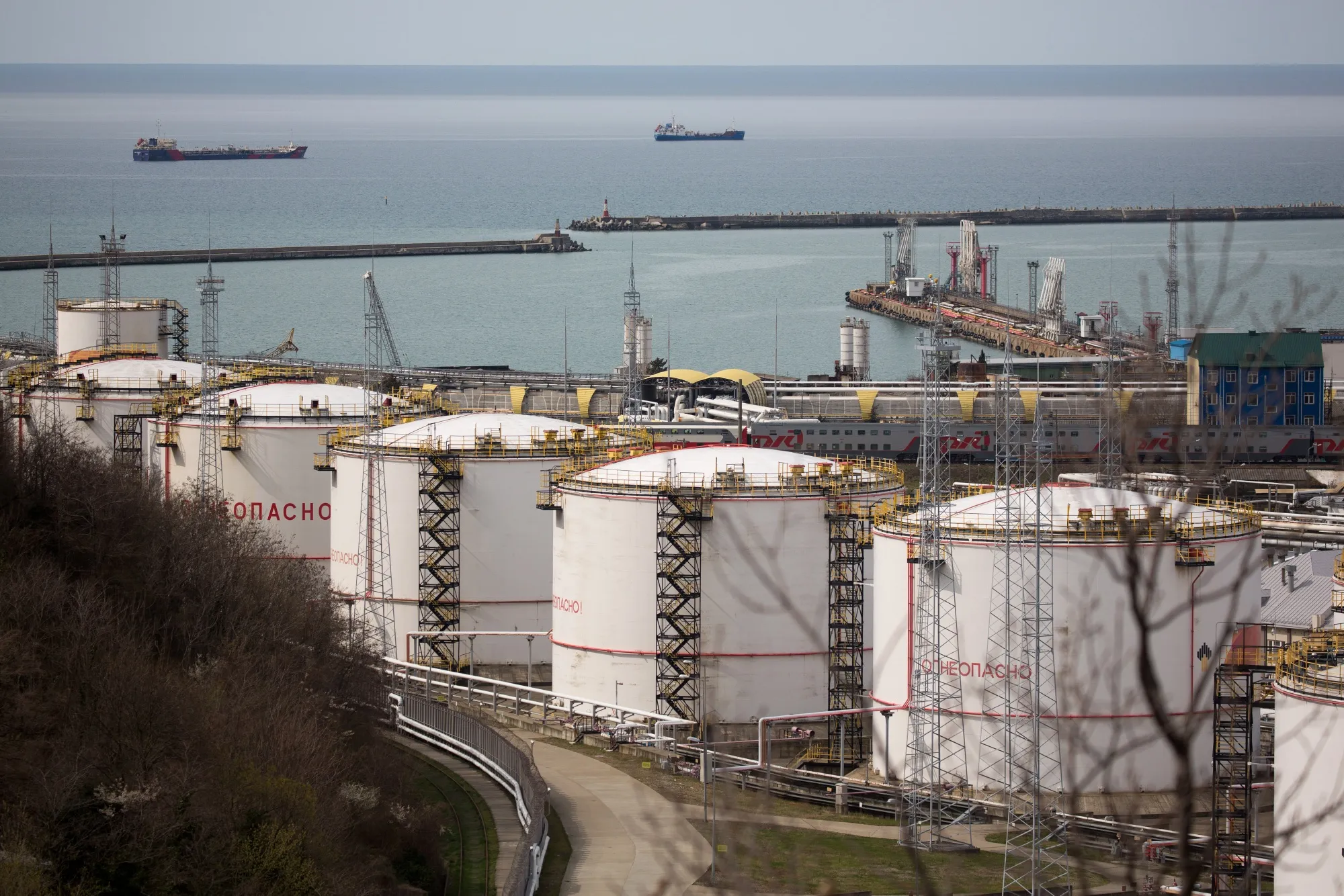 EU Weighs Russian Oil Price Cap Freeze to Block Windfall