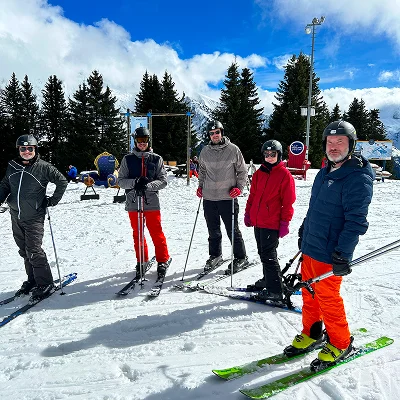 L’équipe Hive sur les pistes de ski lors d’un séminaire d’hiver