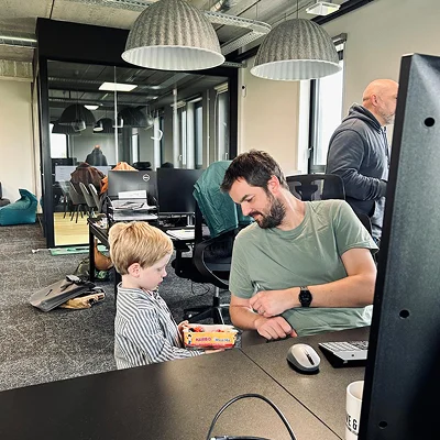 Membre de l’équipe Hive dans les locaux du studio avec son enfant