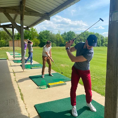 L’équipe Hive lors d’une séance de golf en séminaire