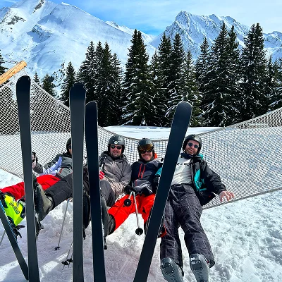 Membres de l’équipe Hive au ski lors d’un séminaire d’hiver en montagne