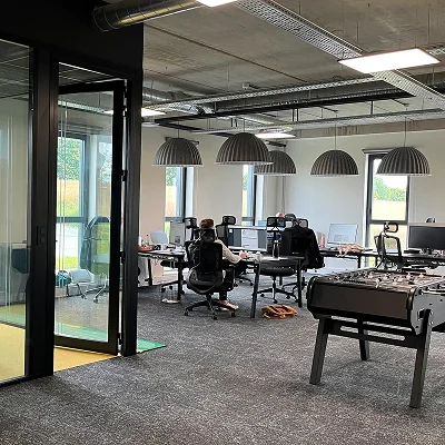 Vue des locaux de Hive avec les graphistes 3D au travail sur leurs postes
