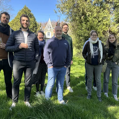 L’équipe Hive réunie en extérieur lors d’un séminaire d’entreprise