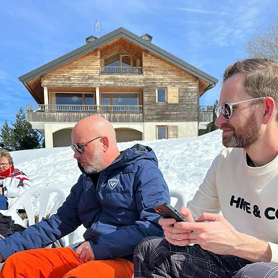Deux membres de l’équipe Hive en détente au soleil lors d’un séminaire d’hiver