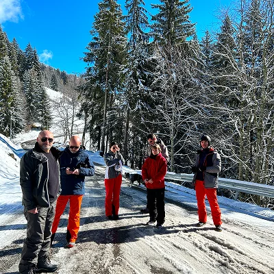 L’équipe Hive lors d’une balade en montagne enneigée en séminaire d’hiver