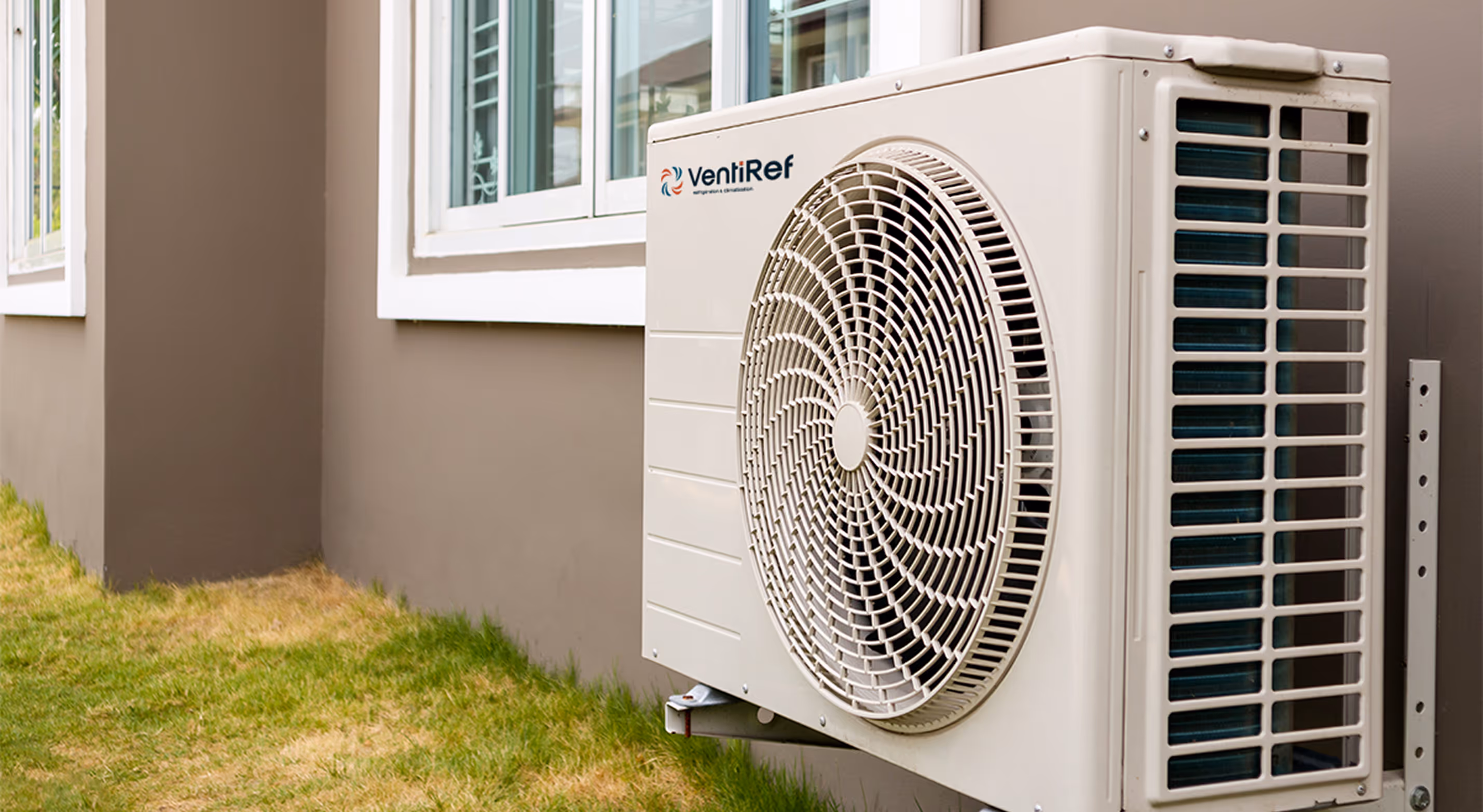 Unité extérieure de climatisation VentiRef installée sur un mur blanc de maison.
