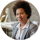 Femme souriante en costume gris avec blouse bleue, portrait professionnel