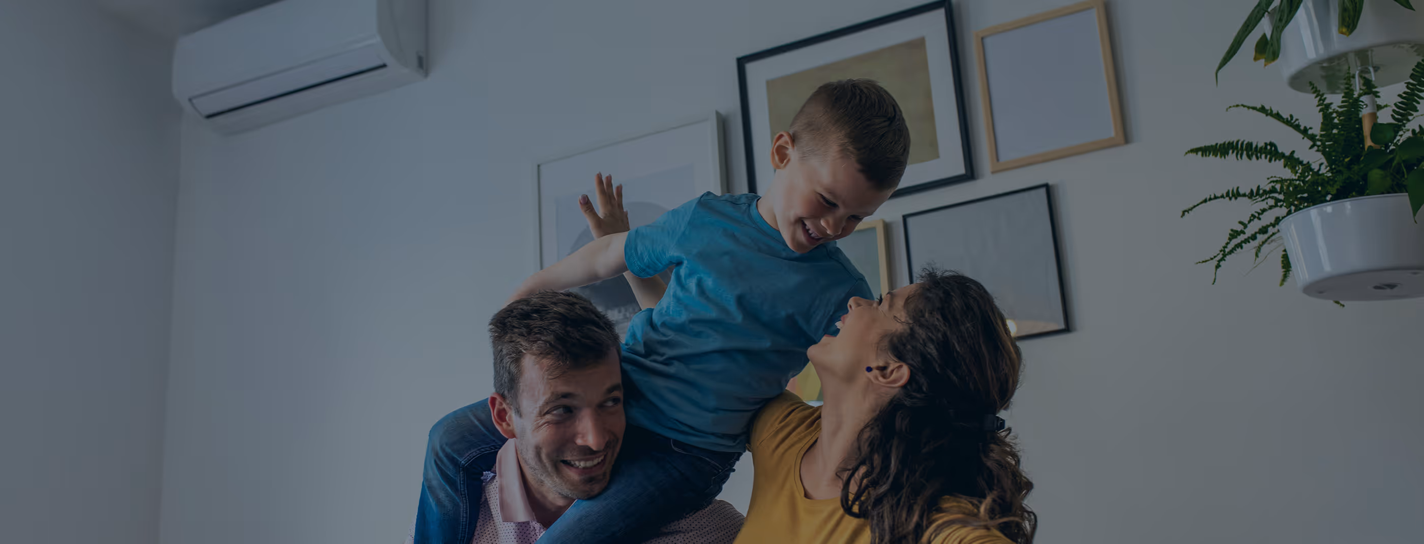 Famille heureuse jouant ensemble dans un salon moderne et lumineux