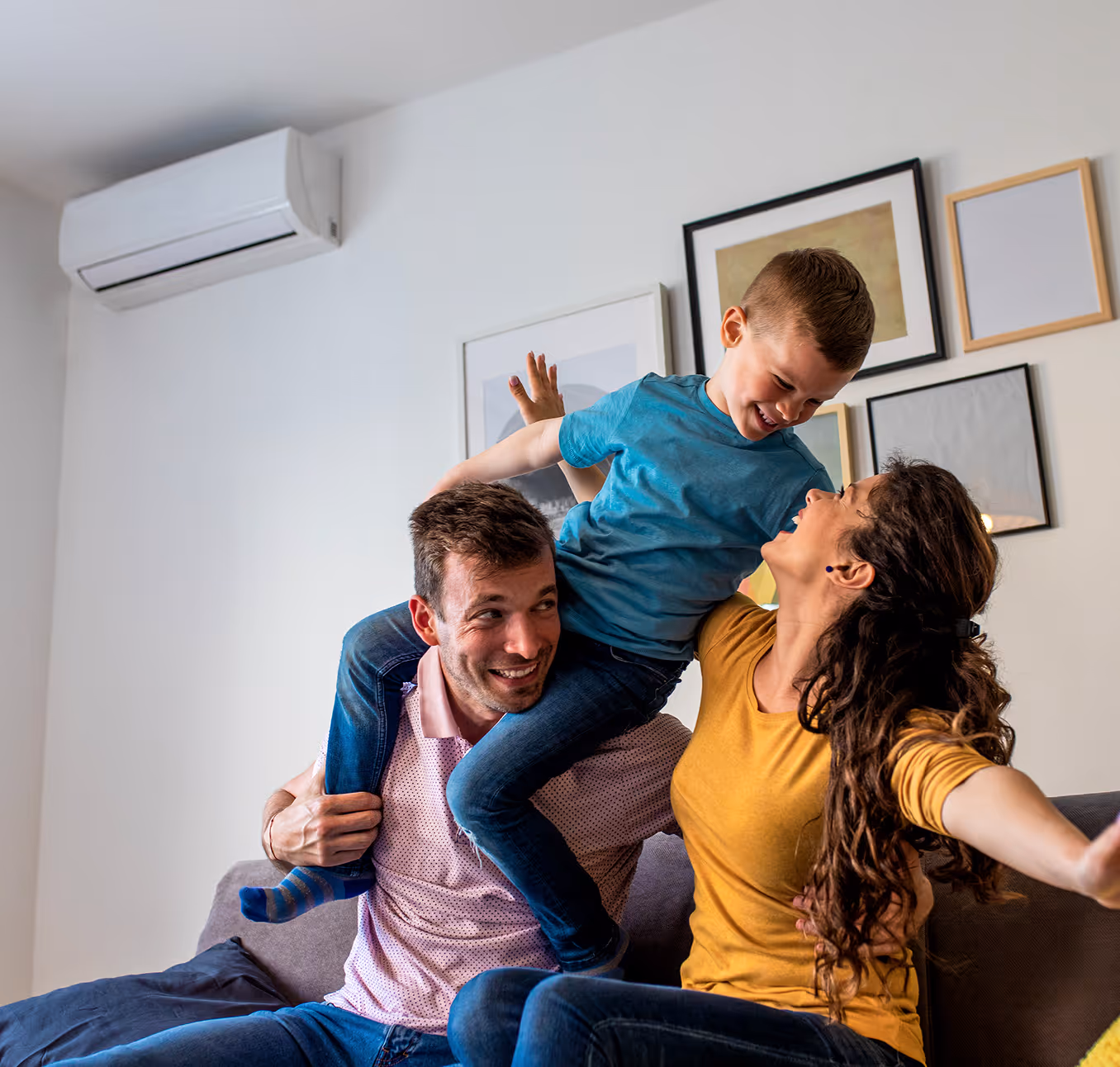 Famille heureuse jouant ensemble dans un salon moderne avec climatisation.