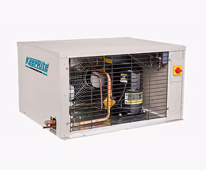 Unité de climatisation compacte avec compresseur, ventilateur et tuyauterie visibles à l'intérieur.