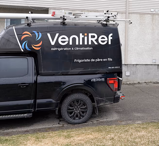 Camion VentiRef noir spécialisé en réfrigération et climatisation avec logo coloré orange et bleu