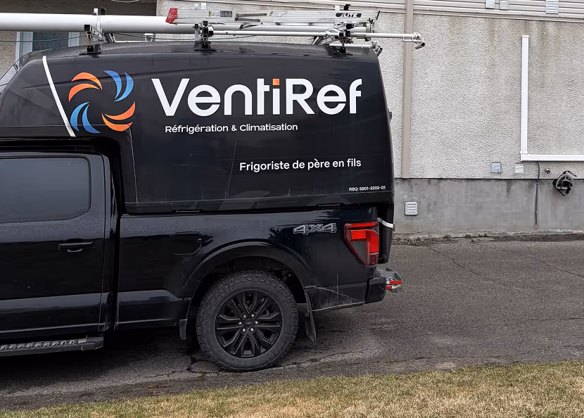 Camionnette noire VentiRef pour réfrigération et climatisation avec logo coloré