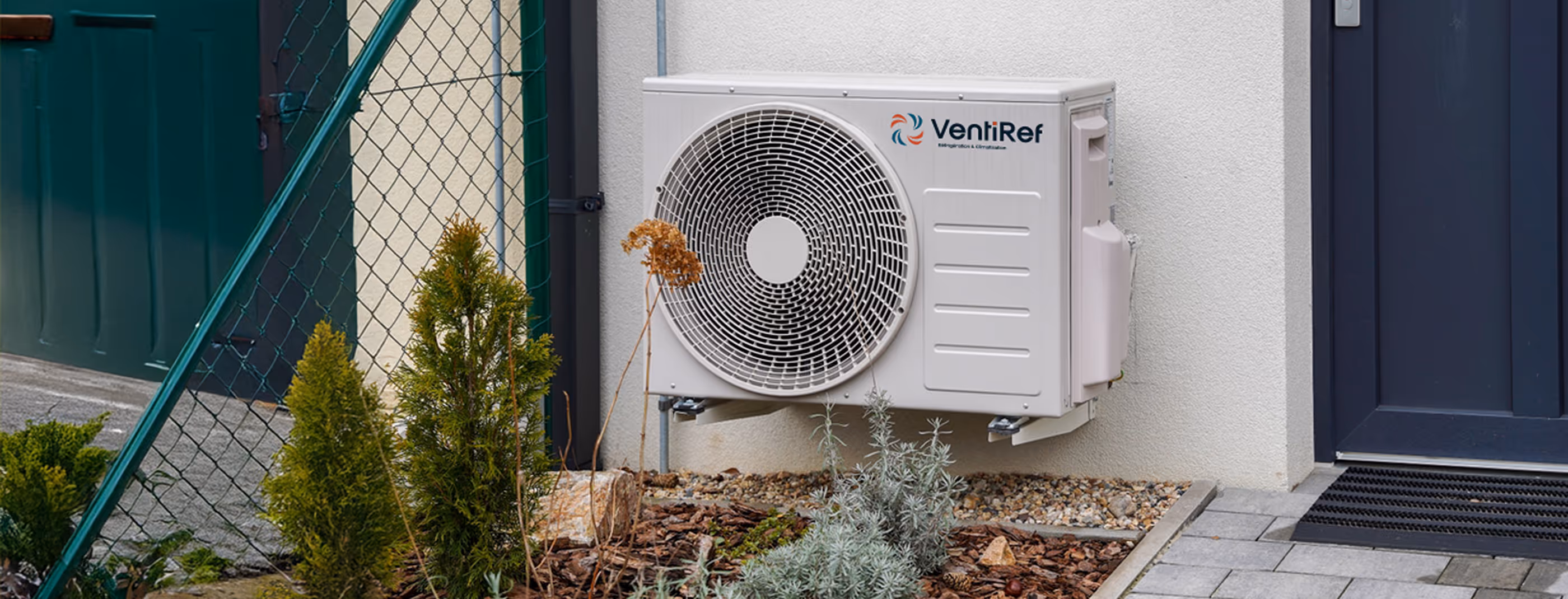 Unité de climatisation VentiRef blanc montée sur mur extérieur blanc.