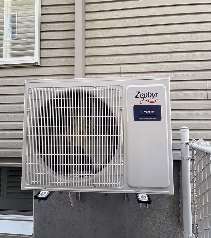 Unité extérieure de climatiseur Zephyr blanc montée sur mur gris