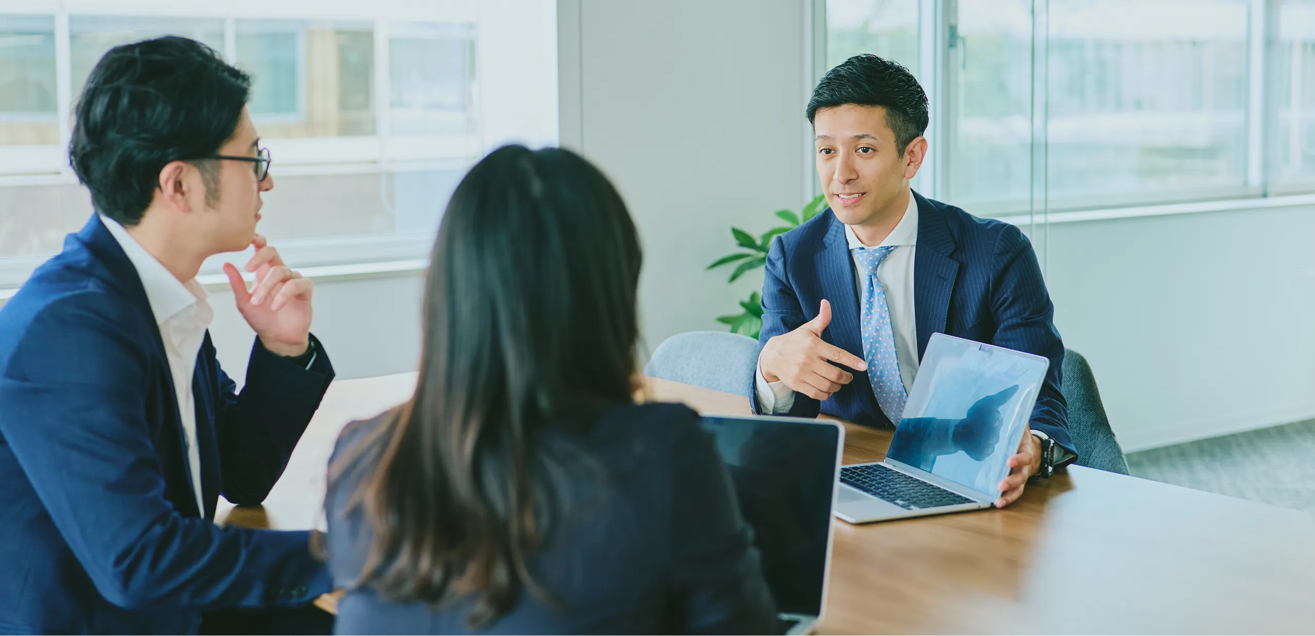 mento 社員　話し合い風景