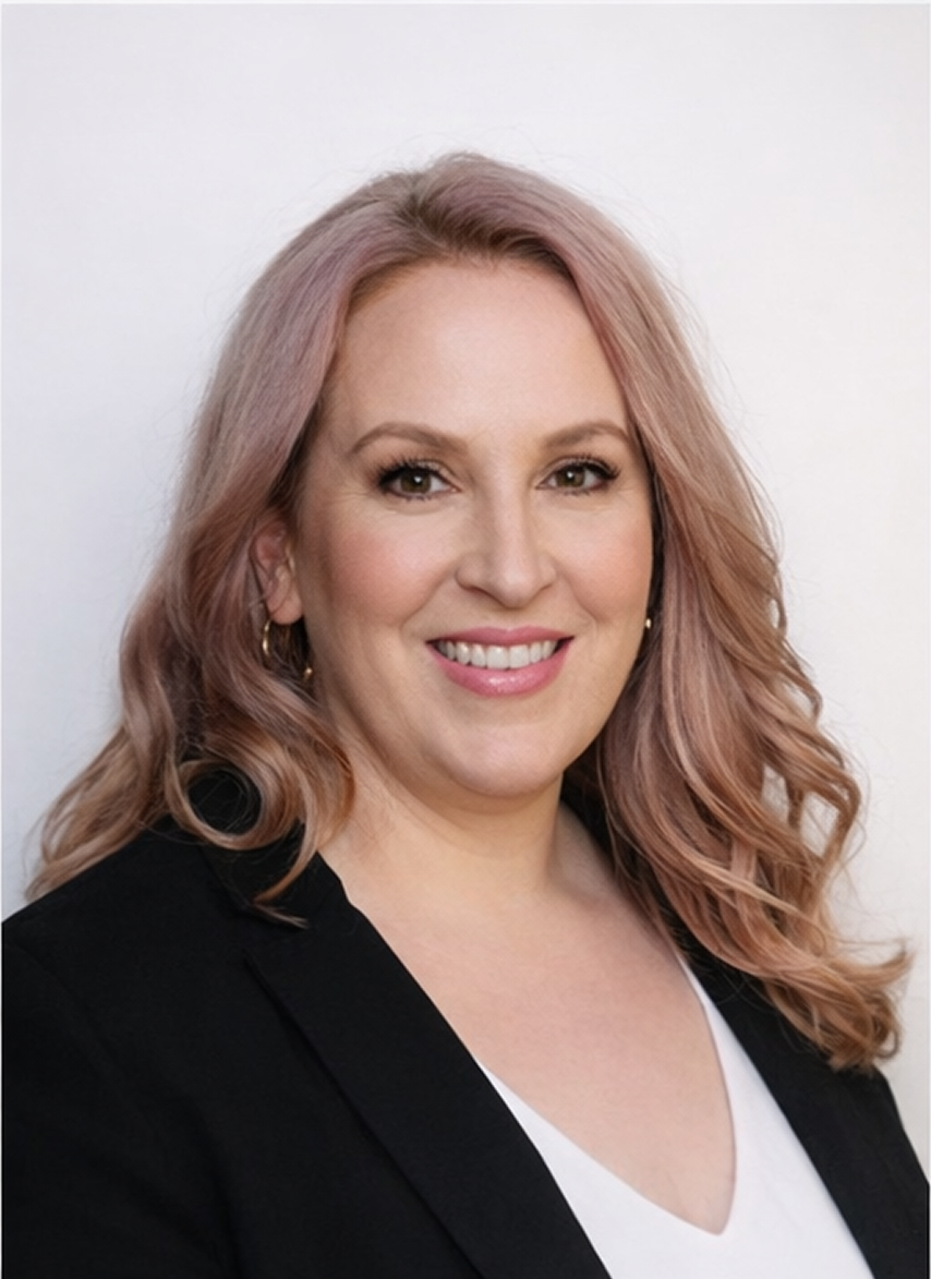 Jennie Fekete, Operations Manager of Vitas Advisory, smiling on a studio portrait