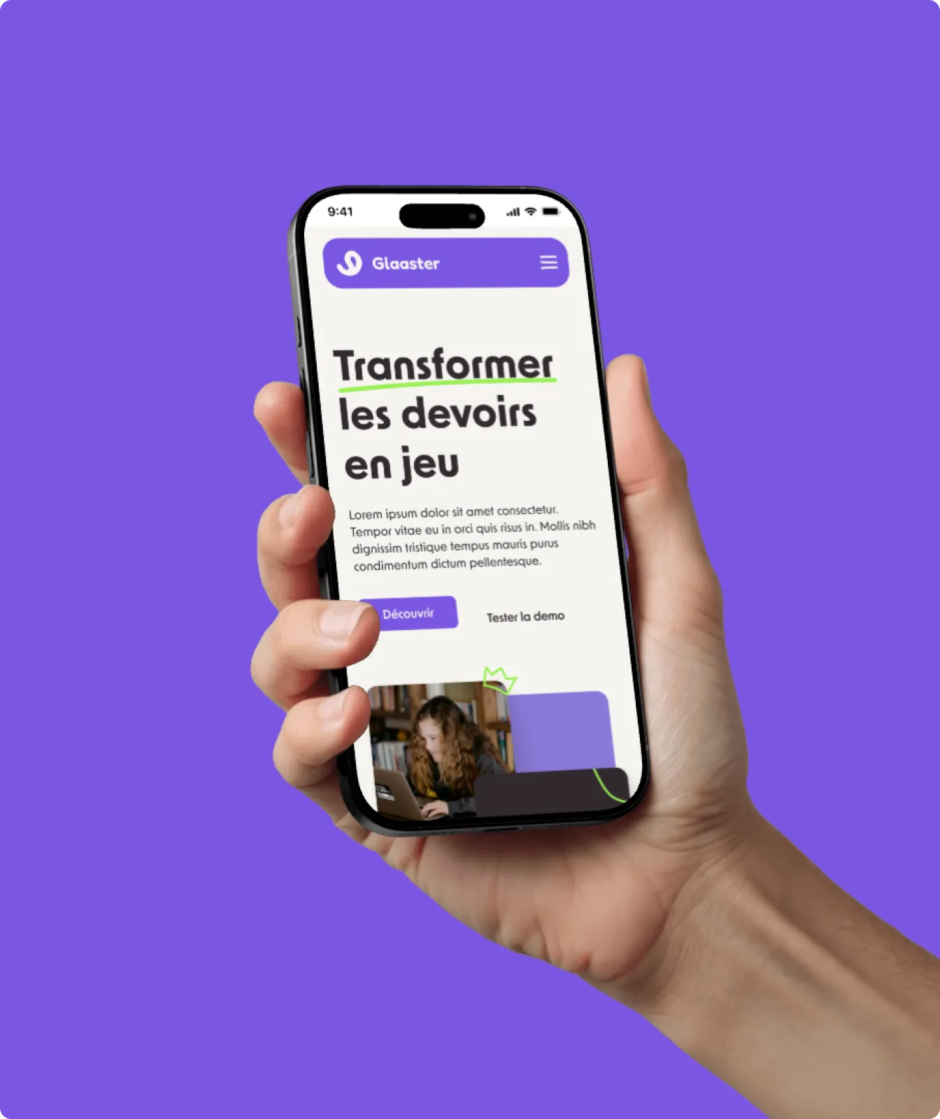 Hand holding a smartphone displaying a Glaaster webpage with the headline 'Transformer les devoirs en jeu' and a photo of a girl studying on a laptop.