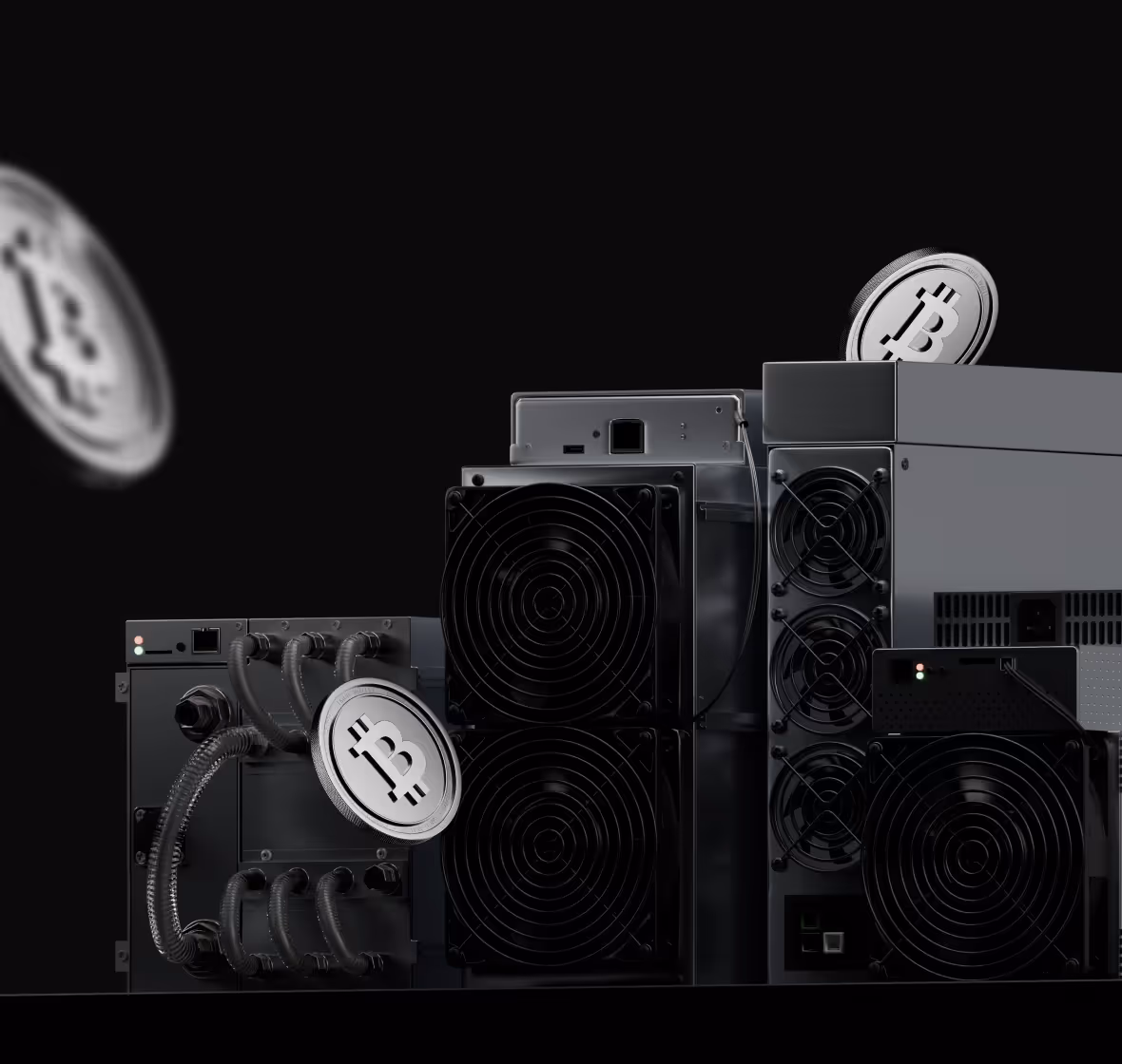 Фермы для майнинга биткоинов с несколькими вентиляторами на черном фоне и плавающими серебряными биткоинами.