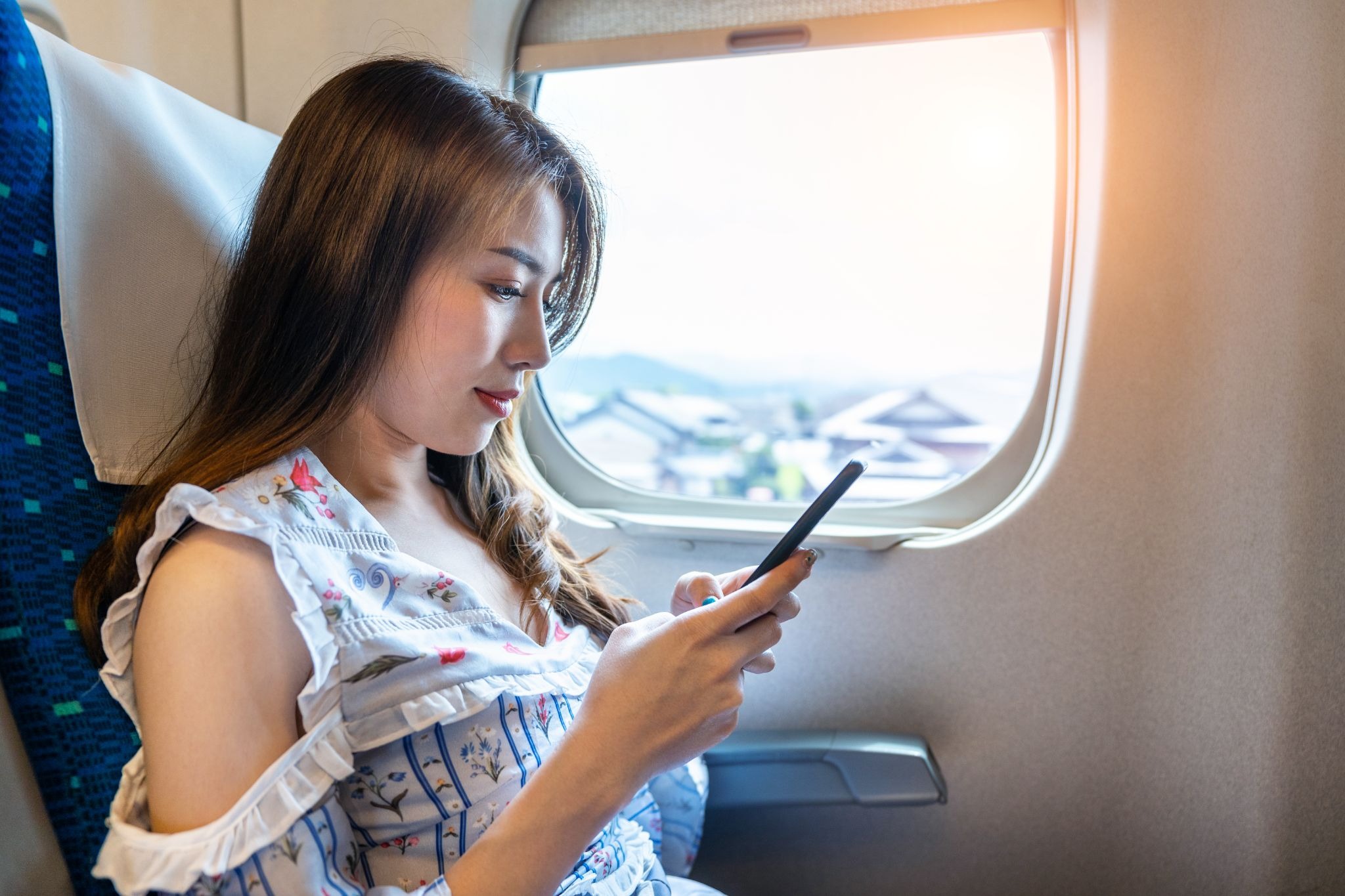 source: https://www.magnific.com/free-photo/woman-using-smartphone-train_10824318.htm#fromView=search&page=1&position=0&uuid=3be5d743-742b-4946-a27d-fc338c7dc55e&query=japanese+in+plane