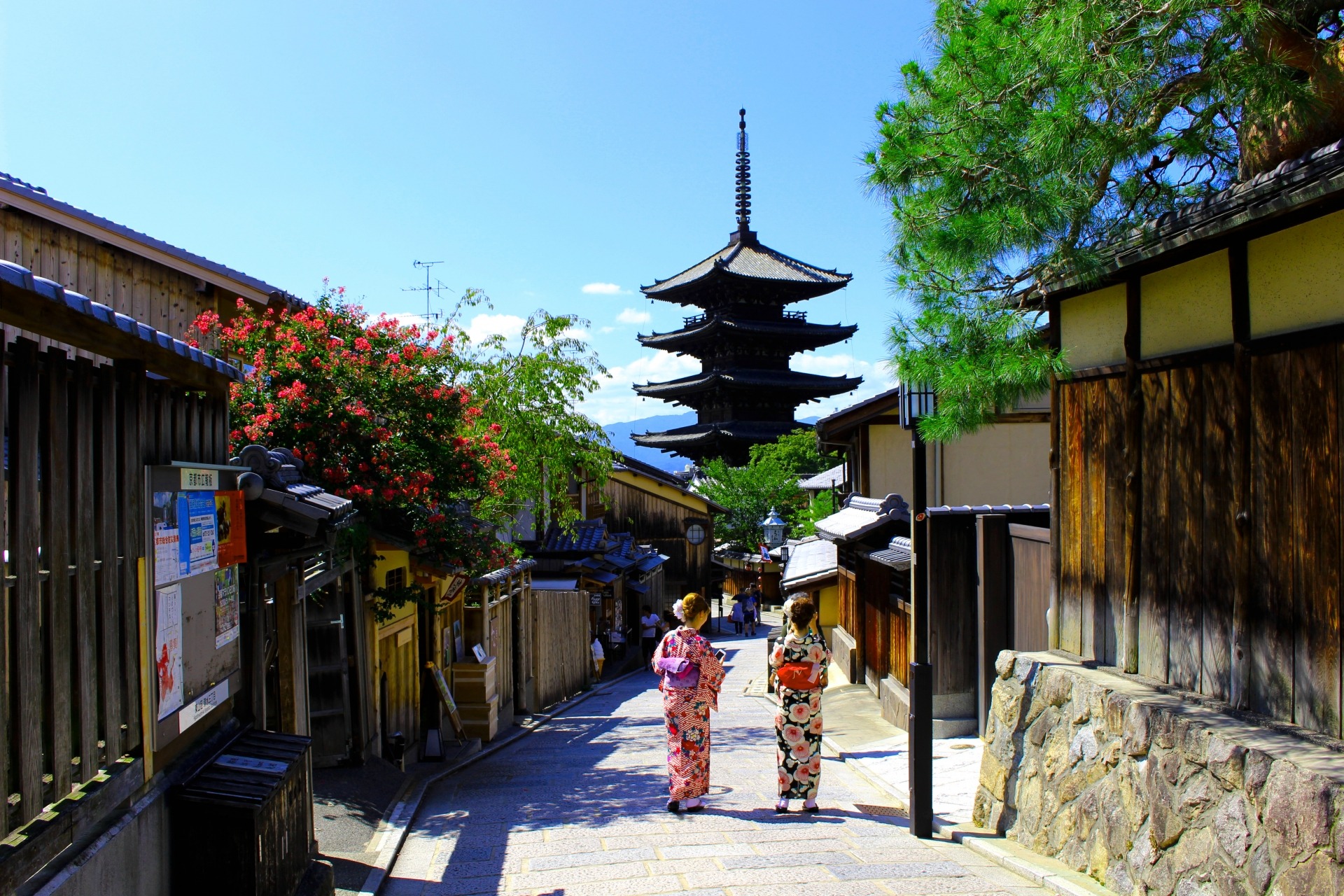 Quiet-street-in-Kyoto-Japan-during-summer